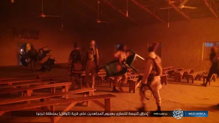 ولاية غرب إفريقية – صور: نتائج هجوم جنود الخلافة على قرية (كوافل) النصرانية بمنطقة (برنو) شمالي نيجيريا