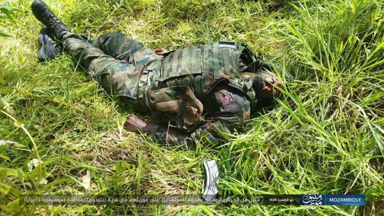 ولاية موزمبيق – صور: نتائج هجوم جنود الخلافة على دورية للجيش الرواندي الصليبي في قرية (نتوتوي) بمنطقة (موسيمبوا دا برايا) في (كابو ديلغادو) شمالي موزمبيق